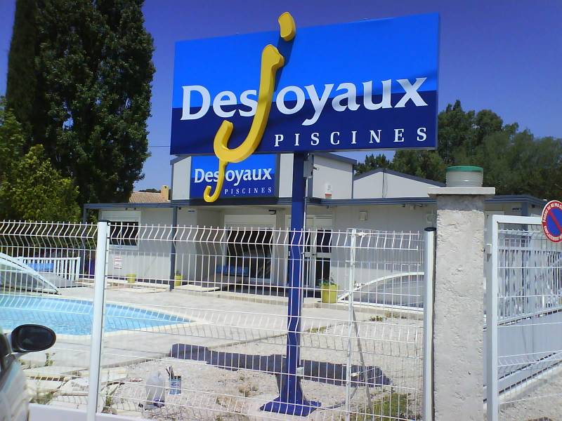 Panneau signalétique bord de route aubagne