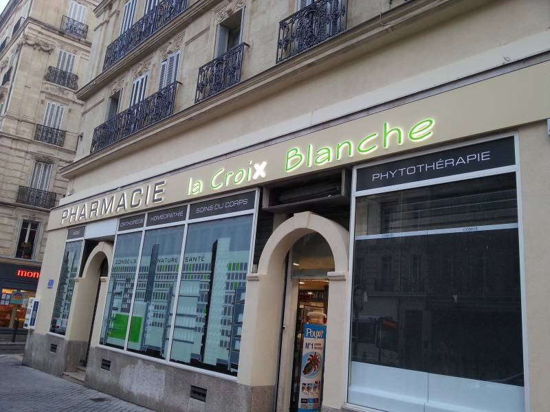 croix de pharmacie à diodes nimes