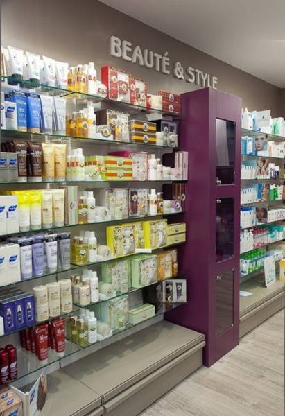 Panneau lumineux et lettres reliefs pour la Parapharmacie Easy Drogstore à Cannes