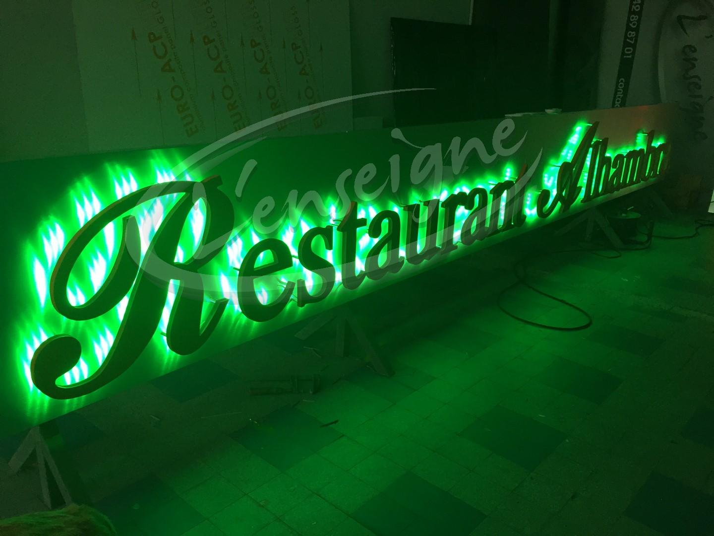 Enseigne de restaurant avec éclairage à changement de couleur à Nimes