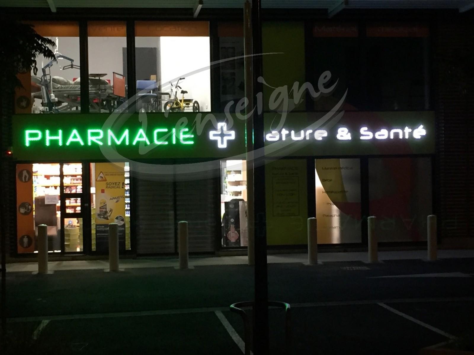 Façade de Pharmacie visible de nuit signalétique lumineuse par diodes Martigues