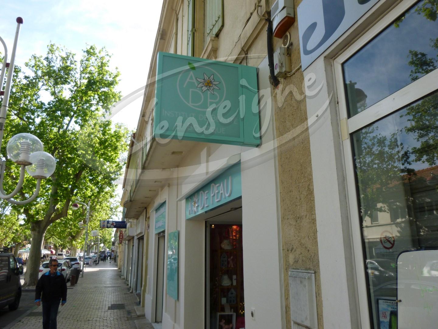 caisson drapeau magasin port st louis