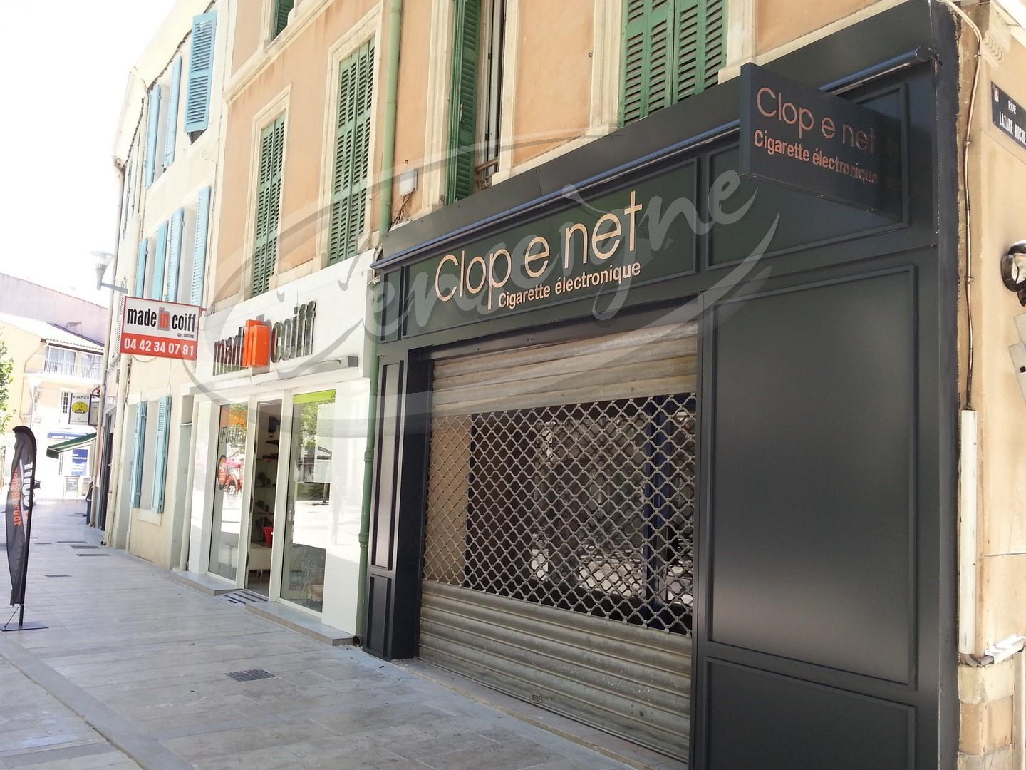 Recouvrement de façade panneau dibond et texte en lettres découpées à Martigues