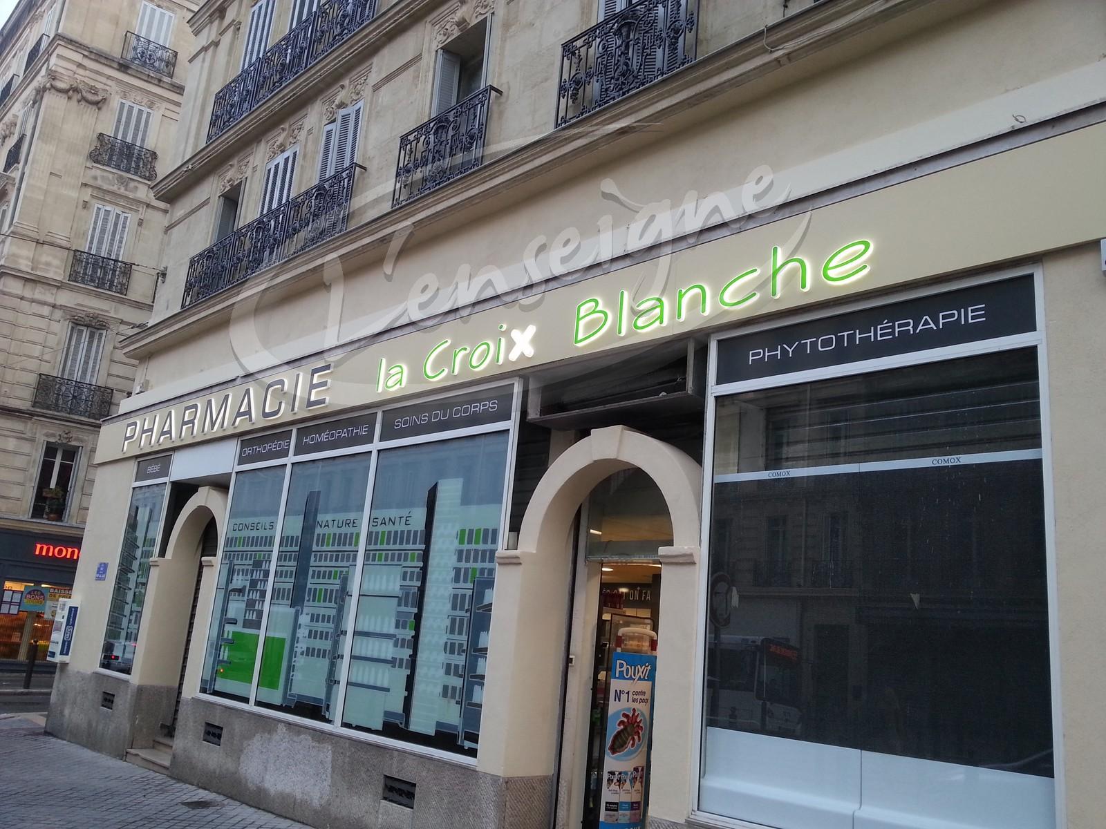 Façade avant de Pharmacie avec diodes vertes et blanches