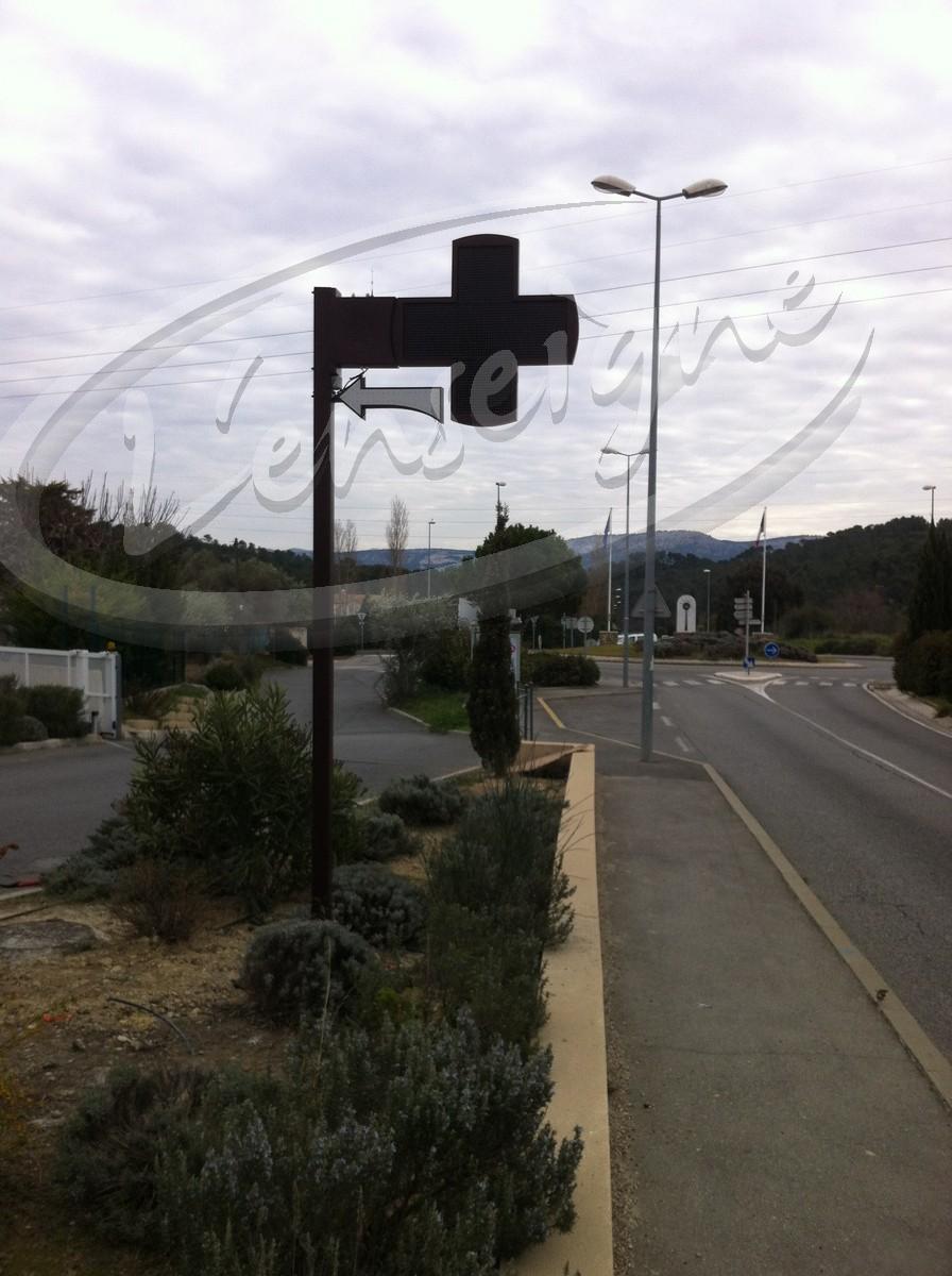 Croix de pharmacie et signalisation lumineuse martigues
