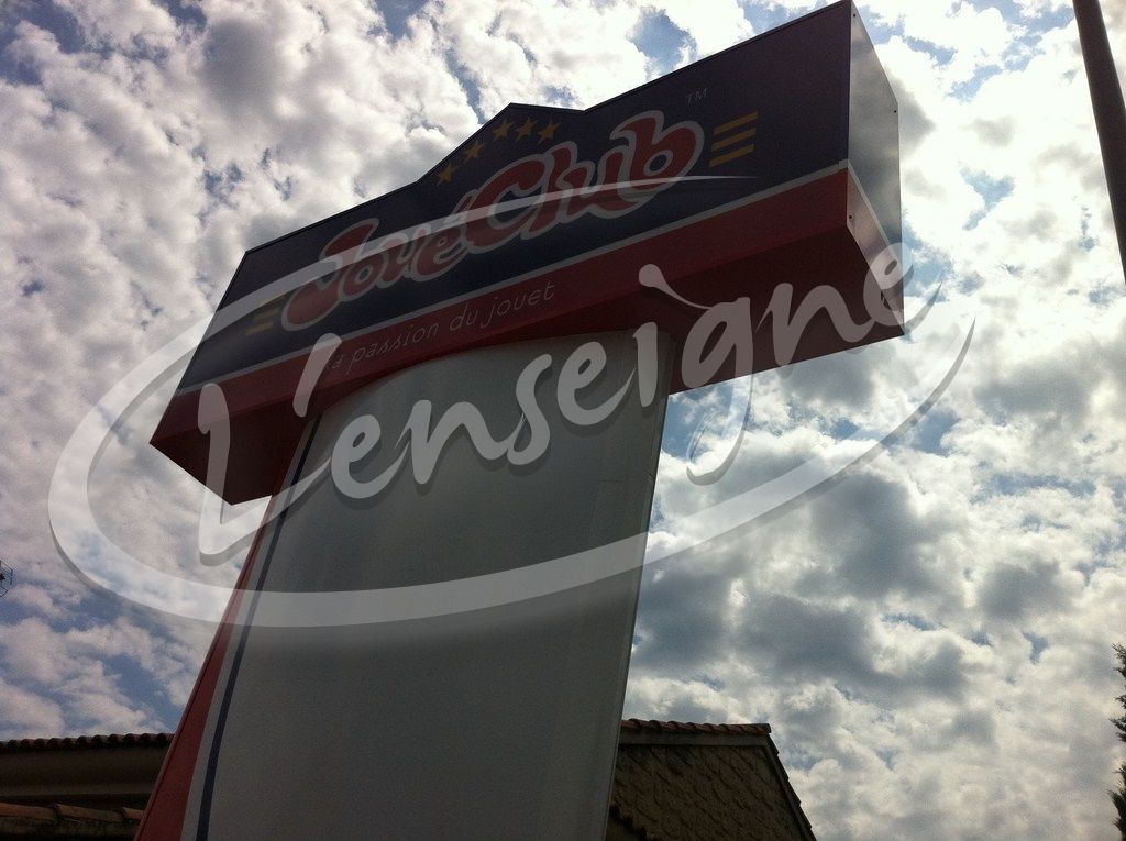 totem publicitaire pour société nimes