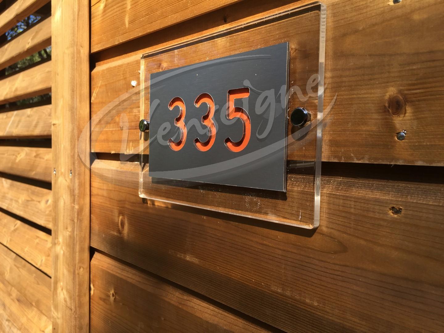 plaque de porte sur mesure en plexi aix en provence