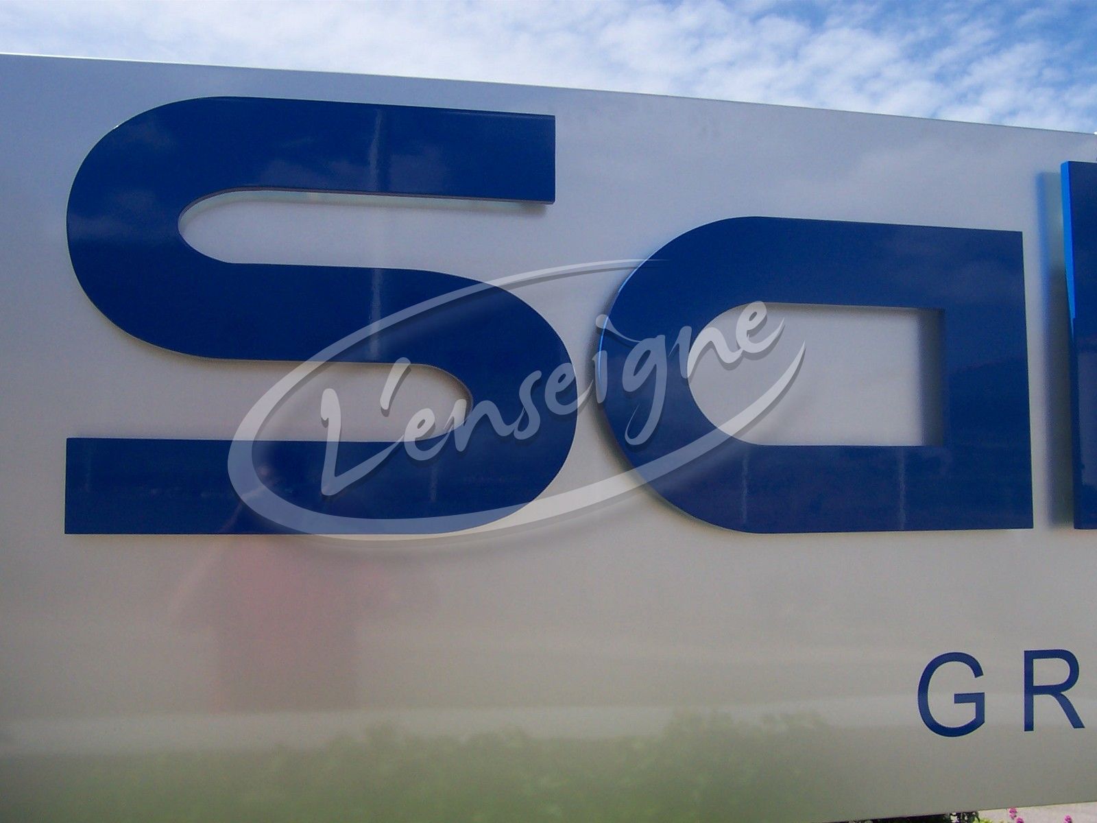 enseigne bord de route marignane