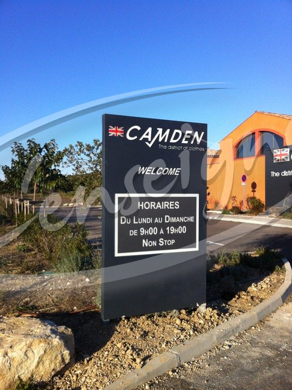 petit totem signalétique arles