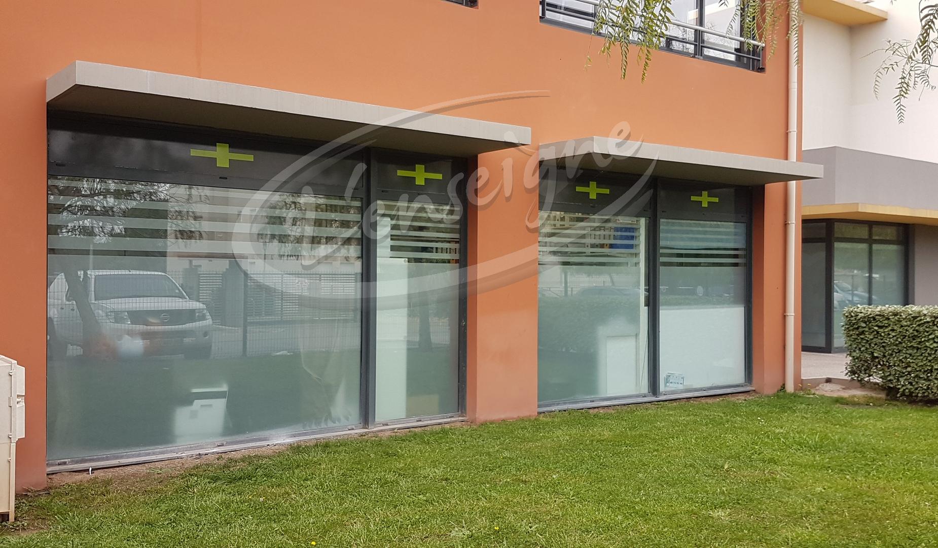 Adhésifs dépolis avec bandes sur vitrines à Fréjus