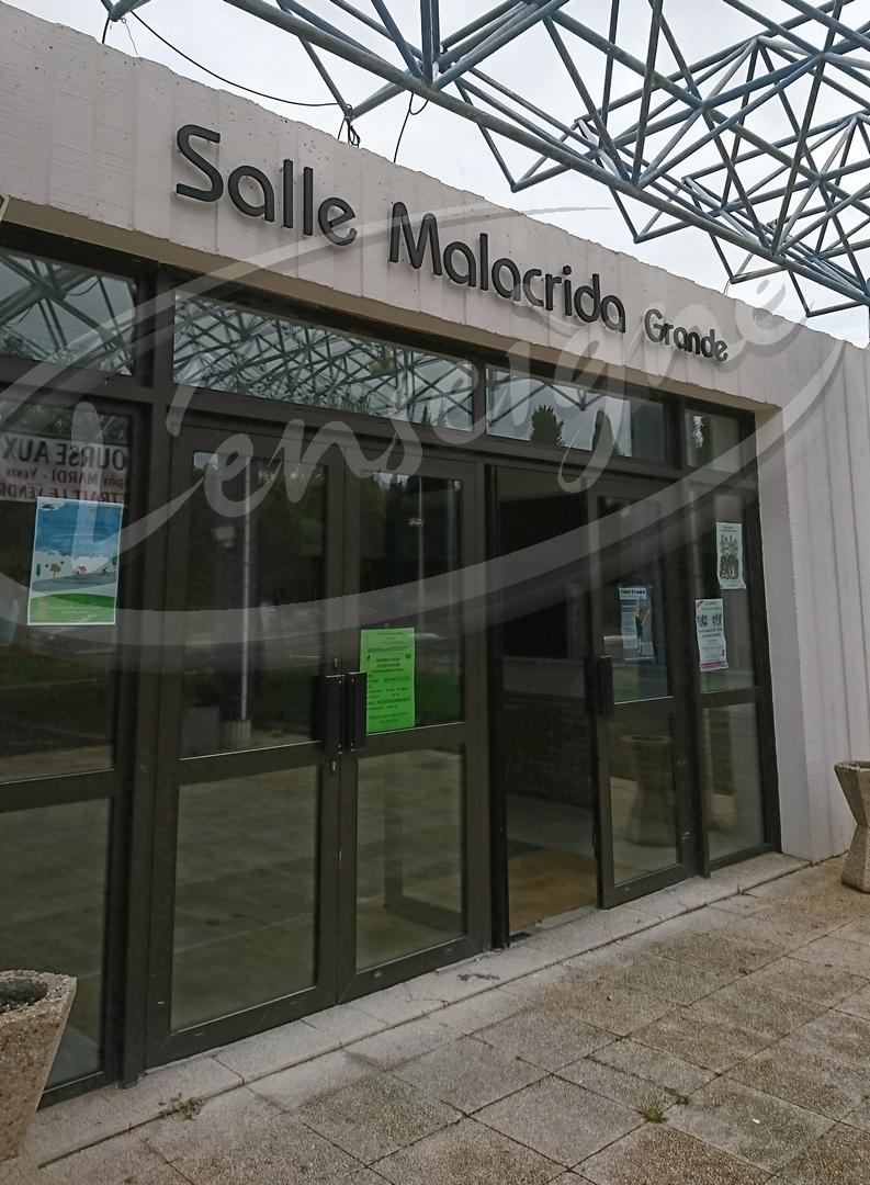 Lettres reliefs salle municipale à Pelissanne