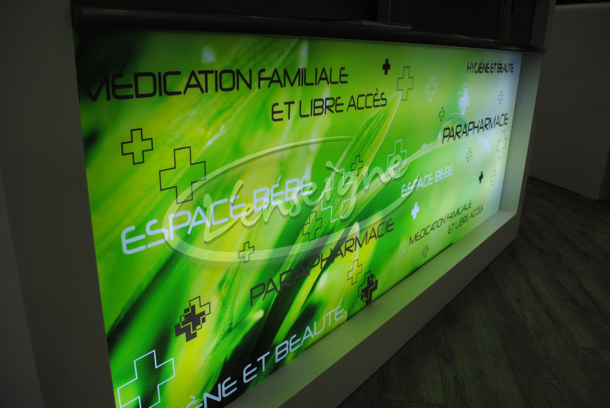Comptoir lumineux de pharmacie vitrolles