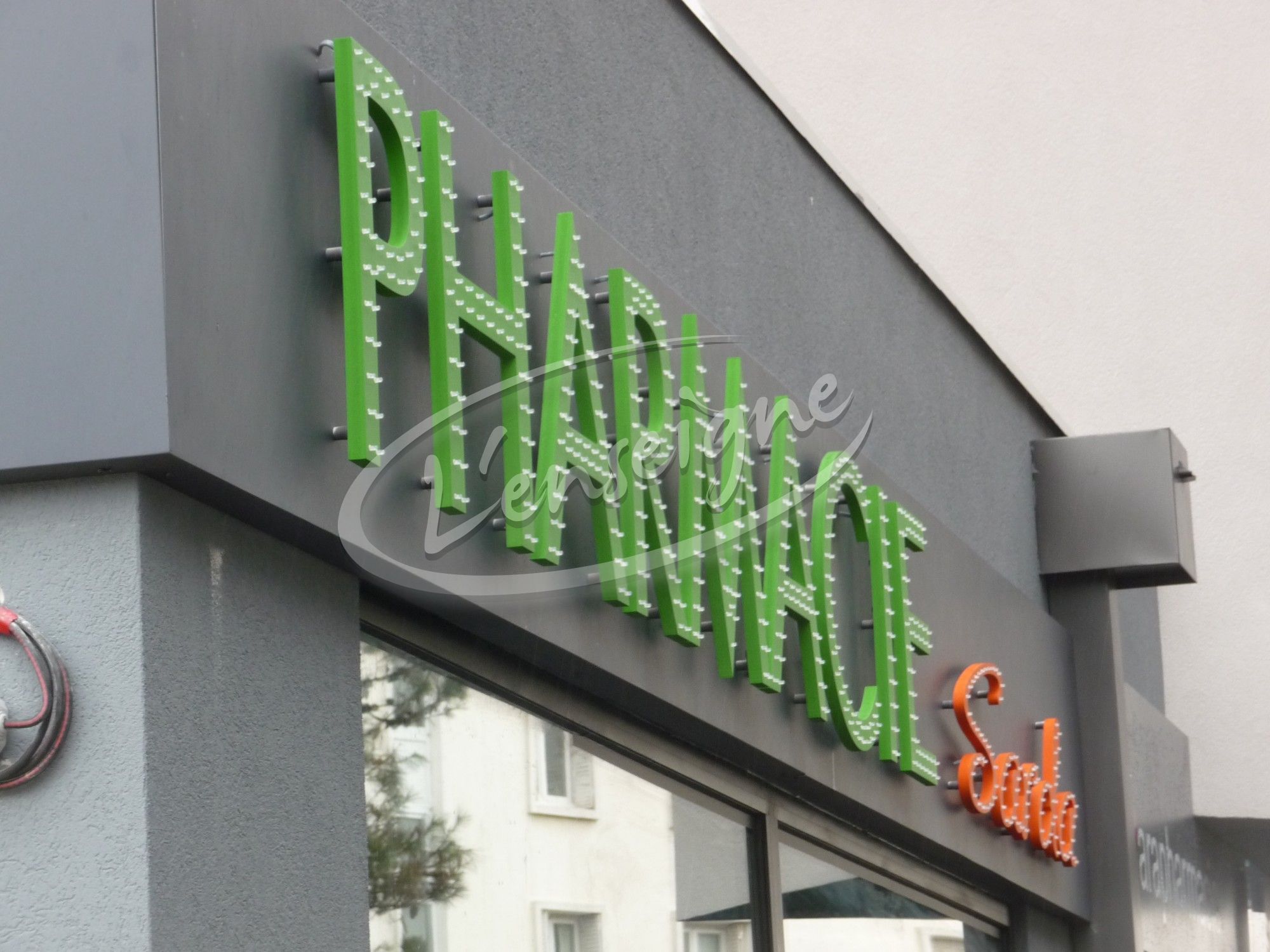 enseigne de pharmacie en lettres reliefs martigues