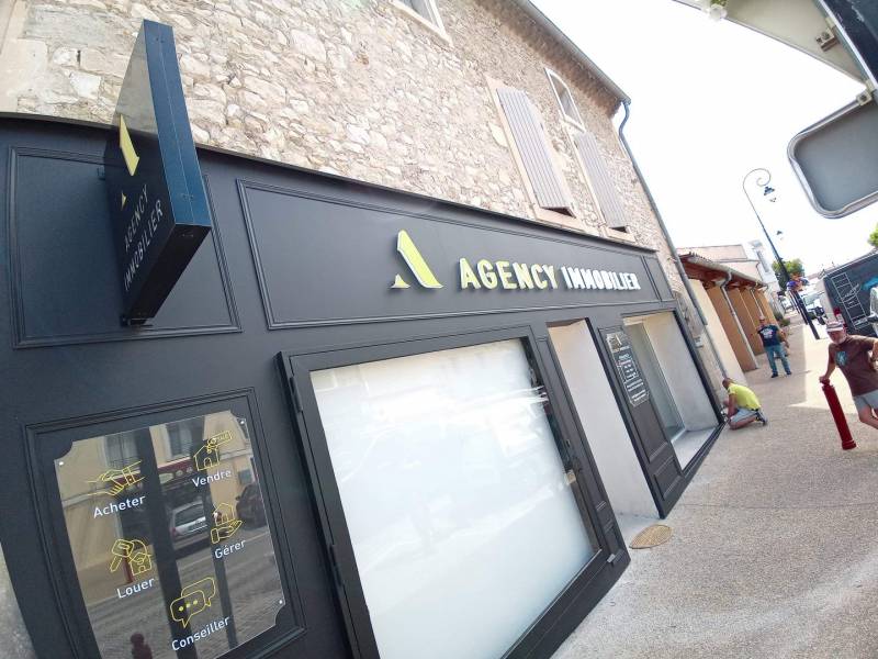 devanture en bois avec moulures à Martigues