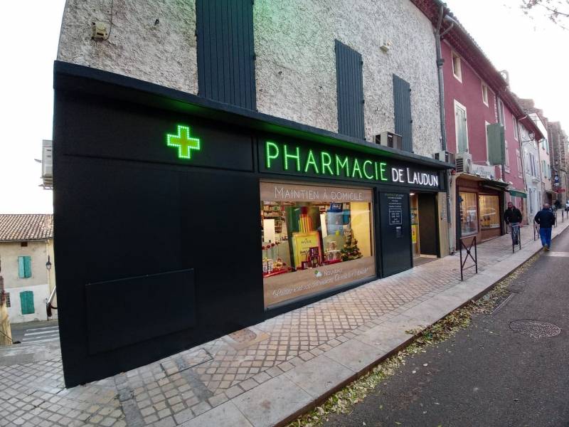 habillage de façade pharmacie avignon