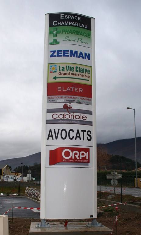 totem lumineux centre commercial nimes