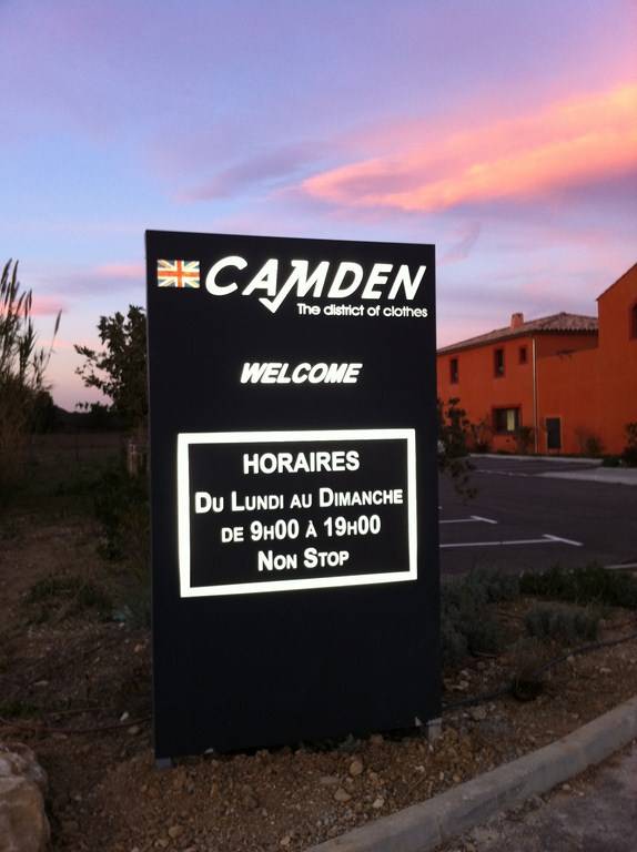 totem publicitaire avec texte lumineux plan de campagne